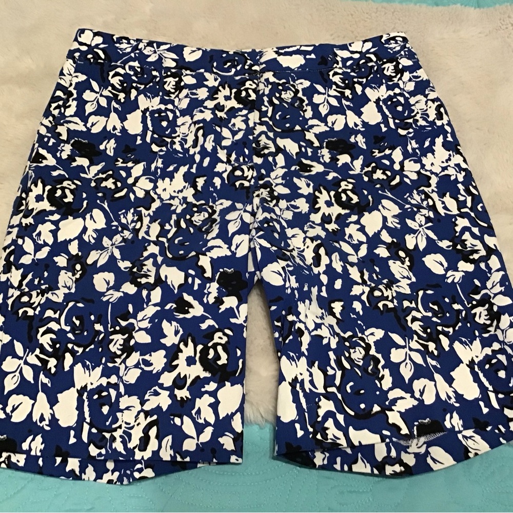 Mario Serrani Blue and White Patterned Shorts
Made in Italy



5